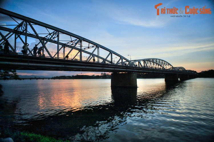  Huế. Chảy qua kinh thành Huế, sông Hương mang vẻ đẹp thơ mộng làm đắm say lòng người, xứng danh với vai trò của thắng cảnh hàng đầu đất Cố đô. Cầu Trường Tiền, cây cầu có từ năm 1899 bắc qua sông Hương, là một trong những công trình được biết đến nhiều nhất ở xứ Huế.