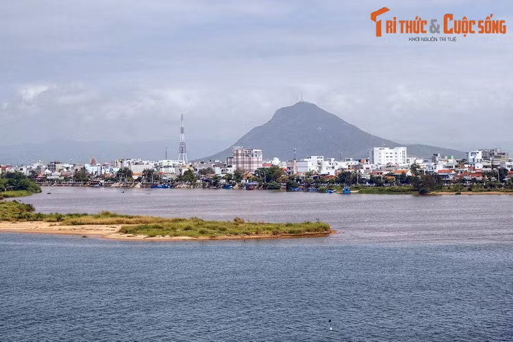  Tuy Hòa. Là con sông lớn nhất vùng ven biển miền Trung, sông Đà Rằng, còn gọi là sông Ba, đố ra Biển Đông qua cửa biển Đà Diễn ở thành phố Tuy Hòa. Dọc theo sông Đà Rằng có nhiều danh lam thắng cảnh và di tích lịch sử quan trọng của tỉnh Phú Yên.