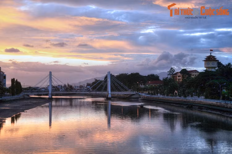  Phan Thiết. Sông Cà Ty tạo nên nhiều khung cảnh đẹp cho thành phố thủ phủ của tỉnh Bình Thuận. Hình ảnh tháp nước Phan Thiết soi bóng xuống dòng sông này đã trở thành một biểu tượng bất hủ, ghi dấu vào tâm thức của nhiều thế hệ cư dân sinh ra và lớn lên ở nơi đây.