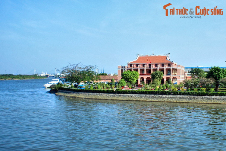  TP HCM. Chảy qua trung tâm TP HCM, sông Sài Gòn gắn liền với nhiều địa danh lịch sử quan trọng của thành phố như bến Nhà Rồng, cột cờ Thủ Ngữ, cảng Ba Son... Vào thế kỷ 21, dòng sông này có vai trò đặc biệt quan trọng trong việc định hình cảnh quan của đô thị lớn nhất Việt Nam.