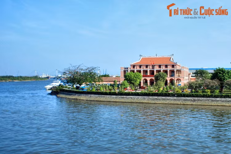  TP HCM. Chảy qua trung tâm TP HCM, sông Sài Gòn gắn liền với nhiều địa danh lịch sử quan trọng của thành phố như bến Nhà Rồng, cột cờ Thủ Ngữ, cảng Ba Son... Vào thế kỷ 21, dòng sông này có vai trò đặc biệt quan trọng trong việc định hình cảnh quan của đô thị lớn nhất Việt Nam.