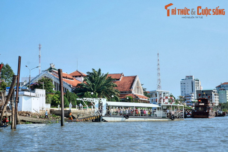  Cần Thơ. Sông Cần Thơ tạo nên bản sắc văn hóa sông nước đặc sắc của thành phố lớn nhất miền Tây. Bên sông có chợ Cần Thơ, là khu chợ cổ được xây đầu thế kỷ 20. Đoạn sông cách chợ khoảng 4 km là nơi tụ họp của chợ nổi Cái Răng, một trong các khu chợ nổi hiếm hoi còn hoạt động.