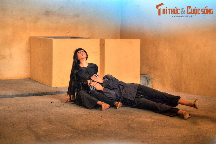 Tù nhân nằm trên các nền xi măng không chăn chiếu, lạnh cóng vào ban đêm. Tối đến họ không được ra khỏi phòng. Tiểu tiện, đại tiện đều ở trong phòng.