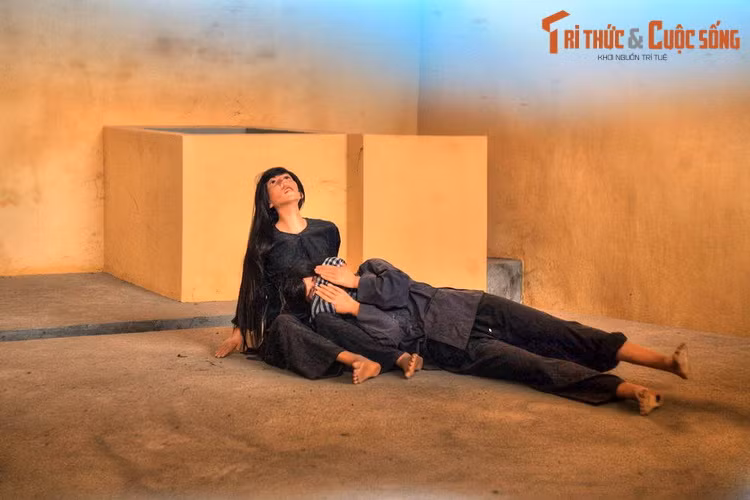 Tù nhân nằm trên các nền xi măng không chăn chiếu, lạnh cóng vào ban đêm. Tối đến họ không được ra khỏi phòng. Tiểu tiện, đại tiện đều ở trong phòng.