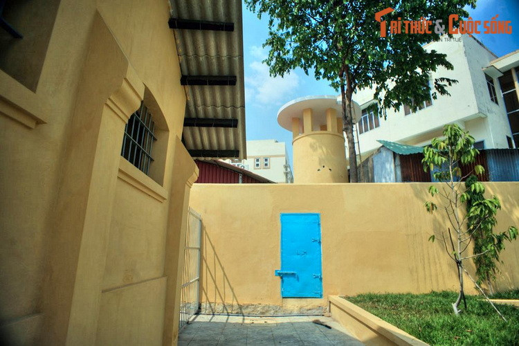 Bên ngoài khám đường có tháp canh. Lực lượng lính gác có vũ trang luôn canh phòng cẩn mật khu khám đường 24/24 giờ.