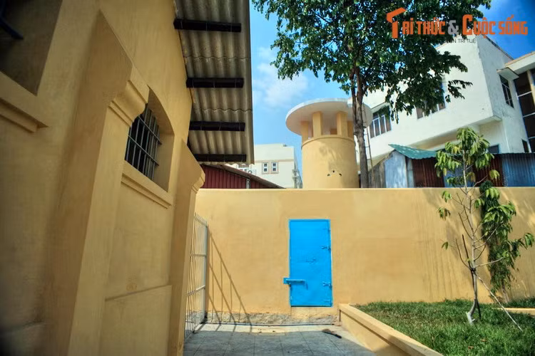 Bên ngoài khám đường có tháp canh. Lực lượng lính gác có vũ trang luôn canh phòng cẩn mật khu khám đường 24/24 giờ.