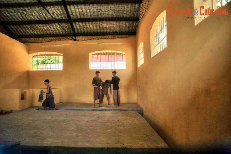 Mỗi buồng giam có diện tích khoảng hơn 50 m2, lúc cao điểm có thể nhốt đến 100 người.