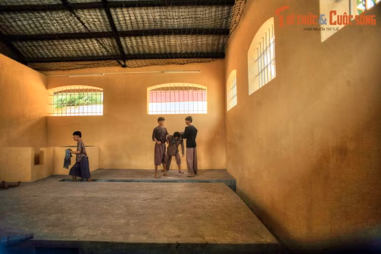 Mỗi buồng giam có diện tích khoảng hơn 50 m2, lúc cao điểm có thể nhốt đến 100 người.