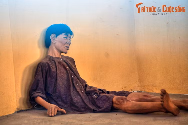 Tù nhân không được cấp phát quần áo, chăn chiếu, không được sở hữu cả các vật dụng cá nhân.