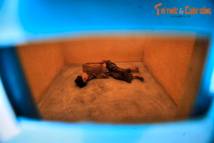 Mỹ - Diệm đã dùng mọi kiểu cách, mọi hình thức tra khảo thô bạo và tàn nhẫn hòng đè bẹp ý chí chiến đấu của các chiến sĩ cách mạng. Dù phải chịu đói khát, bệnh tật, đau đớn và cả cái chết… nhưng ý chí của những chiến sĩ cách mạng kiên trung không hề bị lay chuyển.