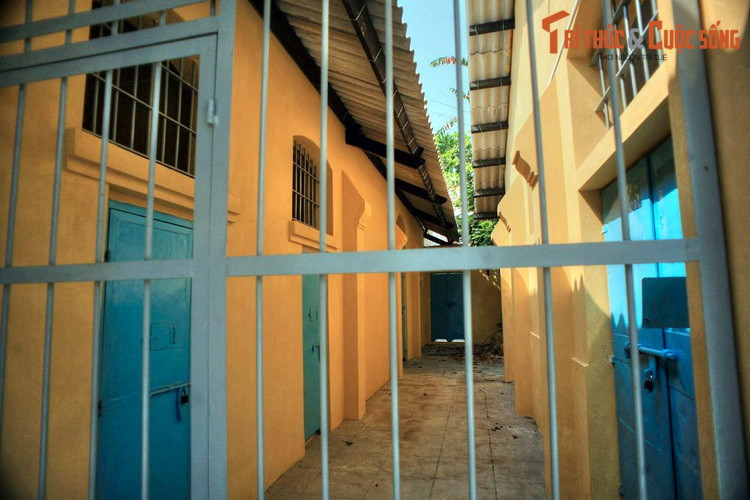 Khám đường này có lối kiến trúc giống như một số nhà tù ở Côn Đảo, với những dãy phòng giam có hành lang bao quanh.