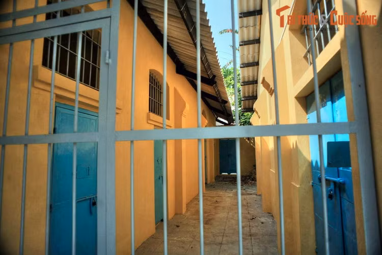 Khám đường này có lối kiến trúc giống như một số nhà tù ở Côn Đảo, với những dãy phòng giam có hành lang bao quanh.