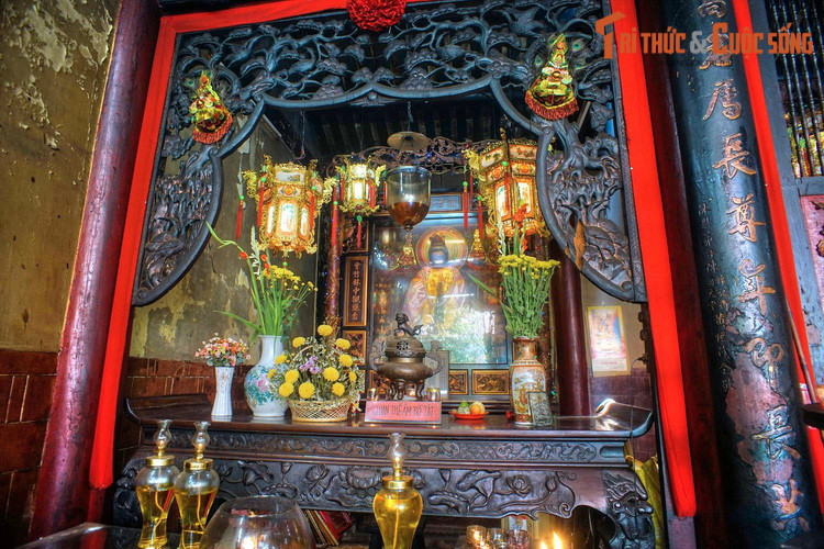 Trong hội quán hiện còn lưu giữ một số hiện vật quý, như chuông cổ được đúc vào năm 1825, hàng chục câu đối và hoành phi được làm từ năm 1864 đến năm 1901. Tượng các vị thánh, thần trong hội quán được tạo tác tinh tế, đặt trong những khám thờ trang trí sinh động, đẹp đẽ.