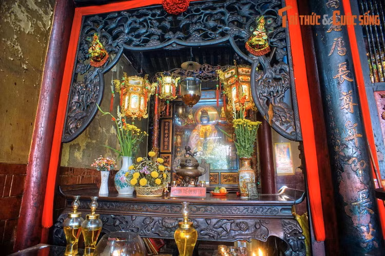 Trong hội quán hiện còn lưu giữ một số hiện vật quý, như chuông cổ được đúc vào năm 1825, hàng chục câu đối và hoành phi được làm từ năm 1864 đến năm 1901. Tượng các vị thánh, thần trong hội quán được tạo tác tinh tế, đặt trong những khám thờ trang trí sinh động, đẹp đẽ.