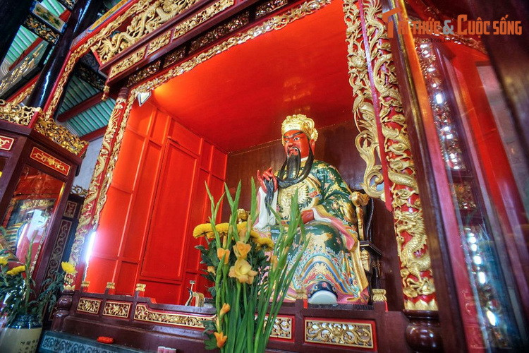 Hội quán Nghĩa An còn được gọi là chùa Ông do đây là nơi thờ Quan Công, nhân vật lịch sử thời Tam Quốc được dân gian Trung Hoa tôn thành thần, gọi là Quan Thánh đế quân. Tượng ngài được bài trí giữa chính điện, có tượng Quan Bình và Châu Xương đứng hầu hai bên.