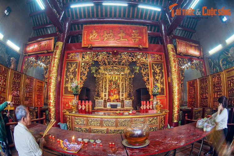 Hội quán Nhị Phủ còn được gọi là chùa Ông Bổn do nơi đây thờ ngài Bổn Đầu Công, vị thần bảo vệ đất đai và con người theo quan niệm tâm linh Trung Hoa. Trong các công trình tâm linh của người Hoa ở Chợ Lớn, đây là nơi duy nhất thờ Ông Bổn.