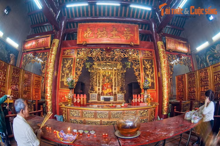 Hội quán Nhị Phủ còn được gọi là chùa Ông Bổn do nơi đây thờ ngài Bổn Đầu Công, vị thần bảo vệ đất đai và con người theo quan niệm tâm linh Trung Hoa. Trong các công trình tâm linh của người Hoa ở Chợ Lớn, đây là nơi duy nhất thờ Ông Bổn.