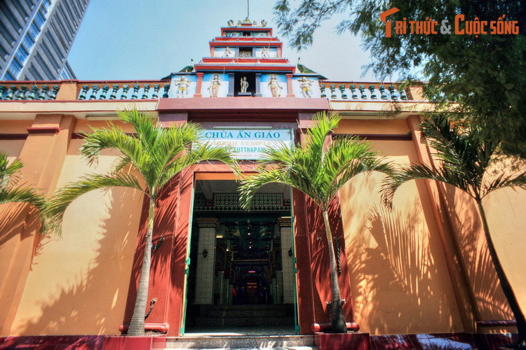 3. Nằm ở số 66 Tôn Thất Thiệp, Quận 1, TP HCM, đền Sri Thenday Yutthapani được cộng đồng người Tamil đến từ vùng ven biển Đông Nam Ấn Độ thành lập vào khoảng cuối thế kỷ 19. Năm 1936, đền được trùng tu lớn và có diện mạo như ngày nay.