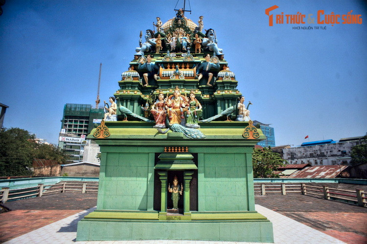 Công trình mang tính điểm nhấn của đền là ngọn tháp tầng bậc xây năm 1936. Tháp nằm trên sân thượng, ở vị trí thẳng đứng so với phòng thờ thần Murugan bên trong đền. Đỉnh tháp được bài trí bằng nhiều tượng thần, tượng người, động vật được đắp tinh tế, rực rỡ sắc màu.