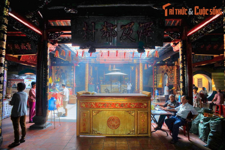 Hội quán Nhị Phủ - chùa Ông Bổn có kiến trúc tổng thể theo hình chữ "khẩu", gồm bốn dãy nhà dài, vuông góc nhau, khoảng trống ở giữa tạo nên sân thiên tỉnh. Mỗi dãy nhà đều có một lớp mái, riêng tiền điện có hai tầng mái.