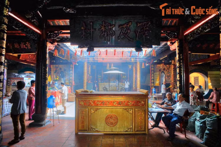 Hội quán Nhị Phủ - chùa Ông Bổn có kiến trúc tổng thể theo hình chữ "khẩu", gồm bốn dãy nhà dài, vuông góc nhau, khoảng trống ở giữa tạo nên sân thiên tỉnh. Mỗi dãy nhà đều có một lớp mái, riêng tiền điện có hai tầng mái.