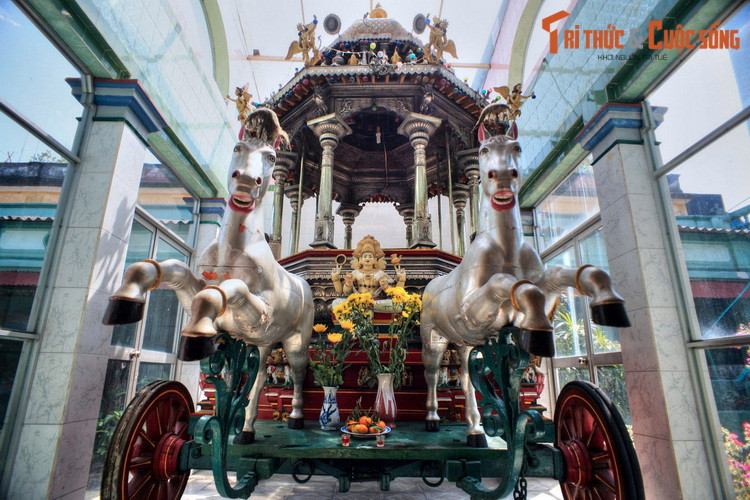 Ngôi đền Ấn Độ này thường được người Việt gọi là chùa Ông, do vị thần chính được ở ở đây là thần Chiến tranh Murugan. Theo truyền thuyết Hindu, ngài là con trai của thần Shiva và thần Parvati. Tượng của ngài ở đền được thể hiện với dáng vẻ oai phong trên xe song mã.