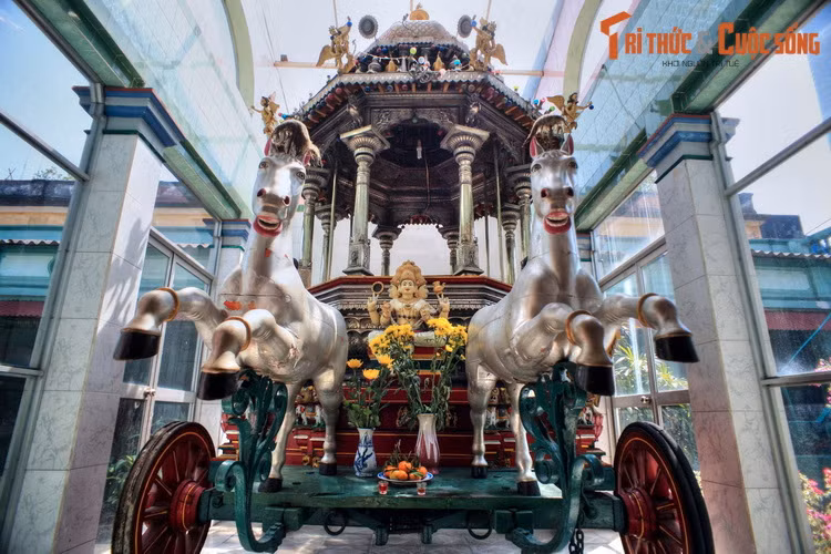 Ngôi đền Ấn Độ này thường được người Việt gọi là chùa Ông, do vị thần chính được ở ở đây là thần Chiến tranh Murugan. Theo truyền thuyết Hindu, ngài là con trai của thần Shiva và thần Parvati. Tượng của ngài ở đền được thể hiện với dáng vẻ oai phong trên xe song mã.