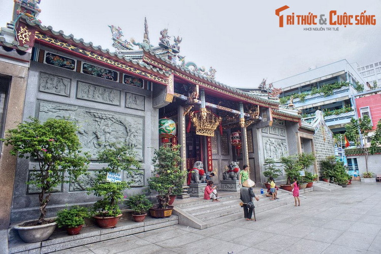 1. Tọa lạc tại số 676 đường Nguyễn Trãi, quận 5, TP HCM, hội quán Nghĩa An do cộng đồng người Hoa đến từ vùng Nghĩa An, Quảng Đông, lập vào thế kỷ 18 làm nơi hội họp, thờ cúng. Công trình được xây kiến cố từ năm 1819-1820 và kể từ đó đã được trùng tu nhiều lần.