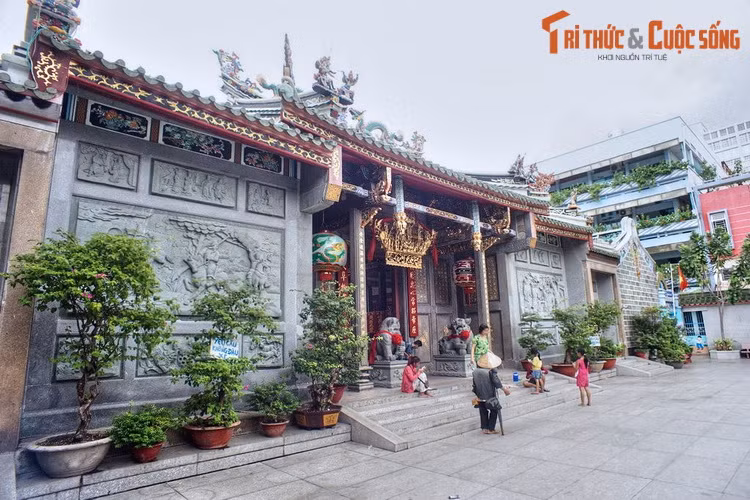 1. Tọa lạc tại số 676 đường Nguyễn Trãi, quận 5, TP HCM, hội quán Nghĩa An do cộng đồng người Hoa đến từ vùng Nghĩa An, Quảng Đông, lập vào thế kỷ 18 làm nơi hội họp, thờ cúng. Công trình được xây kiến cố từ năm 1819-1820 và kể từ đó đã được trùng tu nhiều lần.