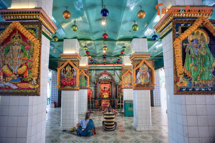 Về kiến trúc, đền Sri Thenday Yutthapani mang bố cực điển hình của một ngôi đền Hindu, với một phòng thờ thần Murugan nằm ở trung tâm chính điện. Khu điện thờ chính được bao quanh bởi dãy hành lang rộng rãi và tràn đầy ánh sáng tự nhiên.