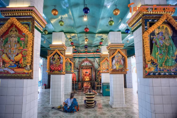 Về kiến trúc, đền Sri Thenday Yutthapani mang bố cực điển hình của một ngôi đền Hindu, với một phòng thờ thần Murugan nằm ở trung tâm chính điện. Khu điện thờ chính được bao quanh bởi dãy hành lang rộng rãi và tràn đầy ánh sáng tự nhiên.