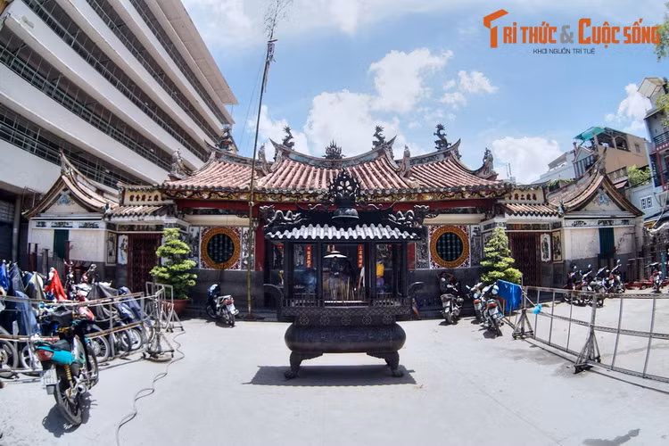 2. Tọa lạc tại số 264 đường Hải Thượng Lãn Ông quận 5, TP HCM, hội quán Nhị Phủ được những người Hoa kiều gốc ở hai phủ Tuyền Châu và Chương Châu (Nhị phủ) thuộc tỉnh Phúc Kiến chung góp công sức, tiền của thành lập vào khoảng năm 1730.