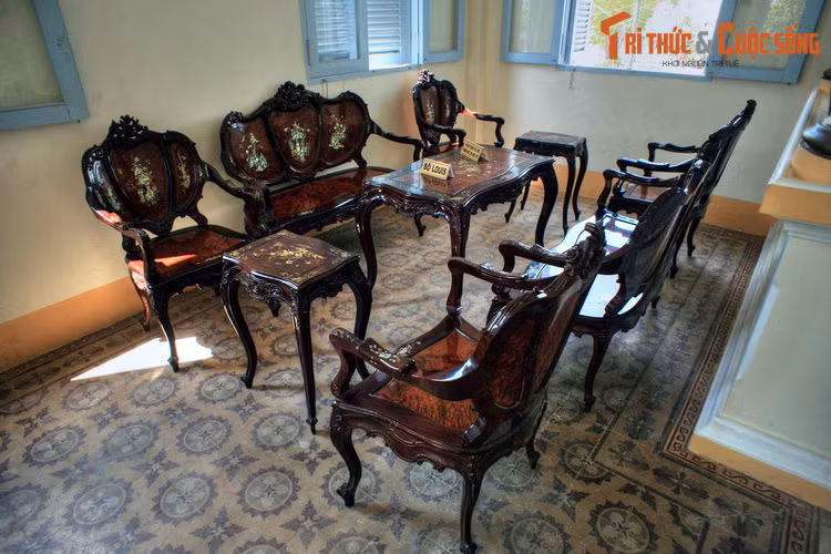 Bộ bàn ghế uống trà phong cách thời vua Louis Pháp kết hợp với các họa tiết khảm xà cử truyền thống được đặt ở hành lang.