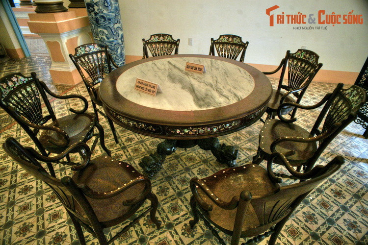 Bộ bàn ăn dành cho 8 người, mặt bàn ốp đá hoa cương.