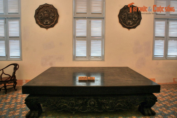 Sập gỗ lim lưỡng long tranh châu.