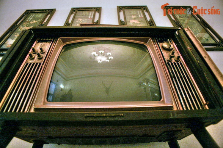 Những hiện vật đáng chú ý khác ở khu vực phòng khách là chiếc TV Sanyo Deluxe 20 của Nhật Bản, loại TV đình đám một thời, chỉ một số ít người giàu ở miền Nam xưa mới mua nổi.