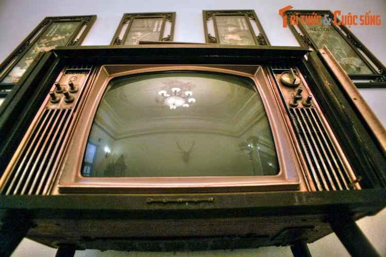 Những hiện vật đáng chú ý khác ở khu vực phòng khách là chiếc TV Sanyo Deluxe 20 của Nhật Bản, loại TV đình đám một thời, chỉ một số ít người giàu ở miền Nam xưa mới mua nổi.