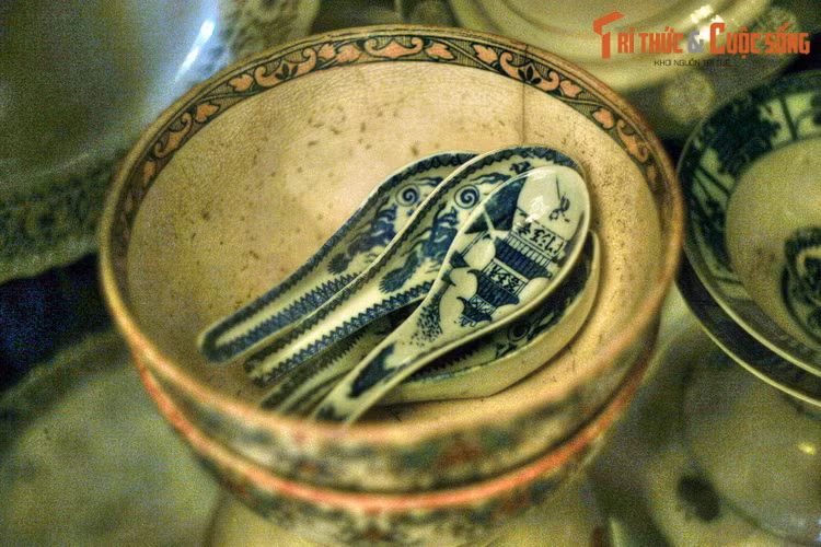 Bát, thìa sứ Trung Hoa trong tủ đựng đồ gốm sử ở dinh thự.