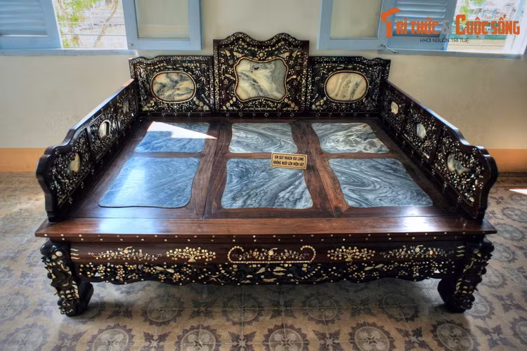 Một chiếc giường "điều hòa nhiệt độ" đặt ở hành lang.