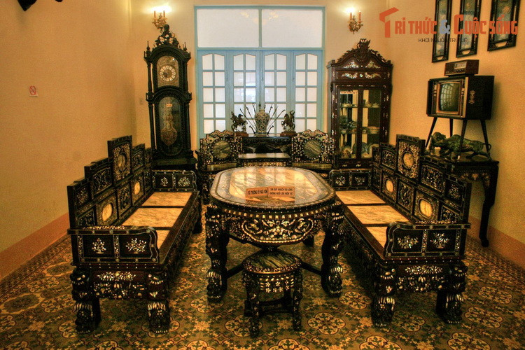 Tòa dinh thự hoành tráng này còn lưu giữ được nhiều vật quý và đồ nội thất vô cùng sang trọng, có từ khi Công tử Bạc Liêu sinh sống ở nơi đây. Trong ảnh là không gian phòng khách với tâm điểm là bộ bàn ghế bằng gỗ quý khảm xà cừ, mặt ốp đá hoa cương.