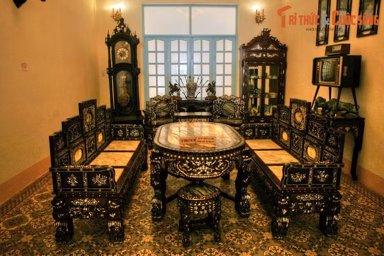Tòa dinh thự hoành tráng này còn lưu giữ được nhiều vật quý và đồ nội thất vô cùng sang trọng, có từ khi Công tử Bạc Liêu sinh sống ở nơi đây. Trong ảnh là không gian phòng khách với tâm điểm là bộ bàn ghế bằng gỗ quý khảm xà cừ, mặt ốp đá hoa cương.