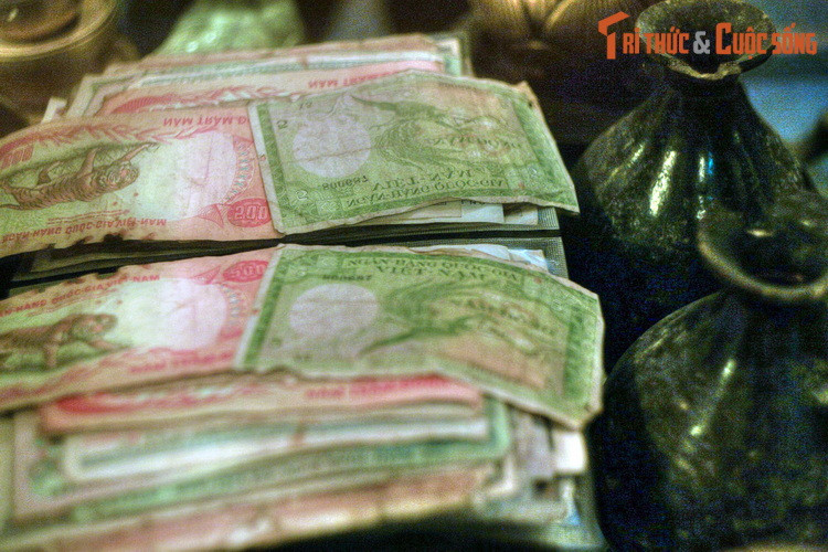 Trong tủ trữ đầy tiền.