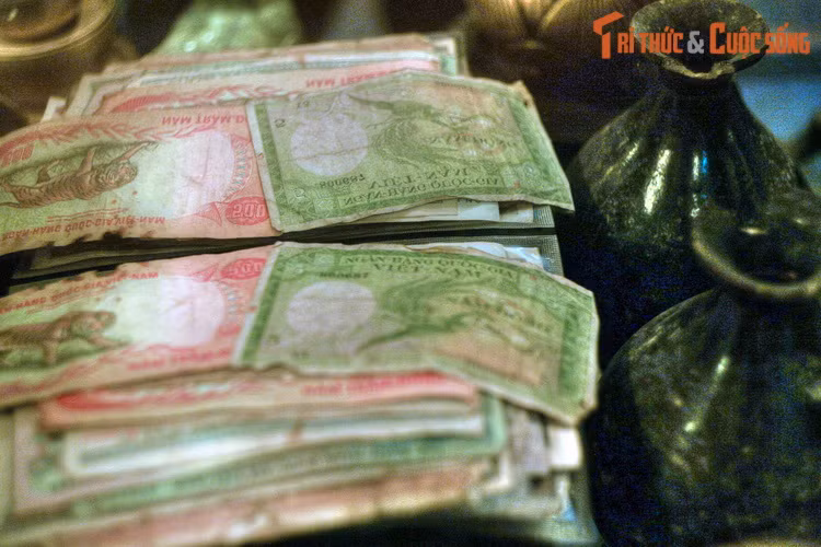 Trong tủ trữ đầy tiền.