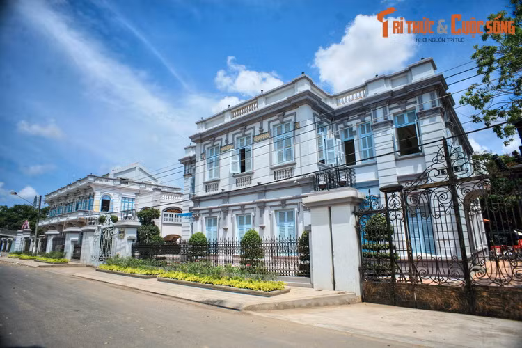 Tọa lạc tại số 13 Điện Biên Phủ, phường 3, TP. Bạc Liêu, dinh thự Công tử Bạc Liêu là công trình bề thể gắn liền với cuộc đời Trần Trinh Huy (1900-1974), vị thiếu gia ăn chơi khét tiếng Nam Kỳ lục tỉnh xưa.