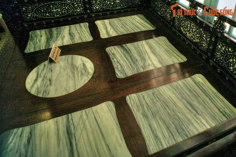 Mặt chiếc "long sàng" ốp đá hoa cương, vừa mang tính thẩm mỹ vừa có công dụng "điều hòa nhiệt độ", đem lại cảm giác mát lạnh cho người nằm.