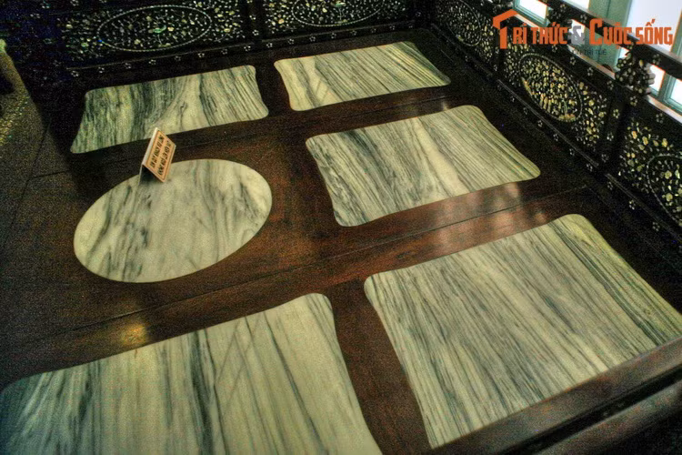 Mặt chiếc "long sàng" ốp đá hoa cương, vừa mang tính thẩm mỹ vừa có công dụng "điều hòa nhiệt độ", đem lại cảm giác mát lạnh cho người nằm.