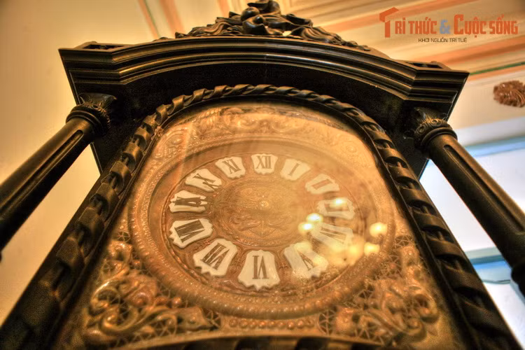Chiếc đồng hồ tủ đứng của Pháp được bày ở góc phòng. Đồng hồ được đóng bằng gỗ, mặt bằng đồng, tạo tác theo phong cách cổ điển.