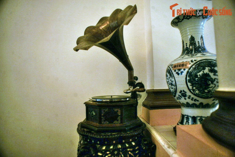 Chiếc máy hát đĩa than ở góc phòng.