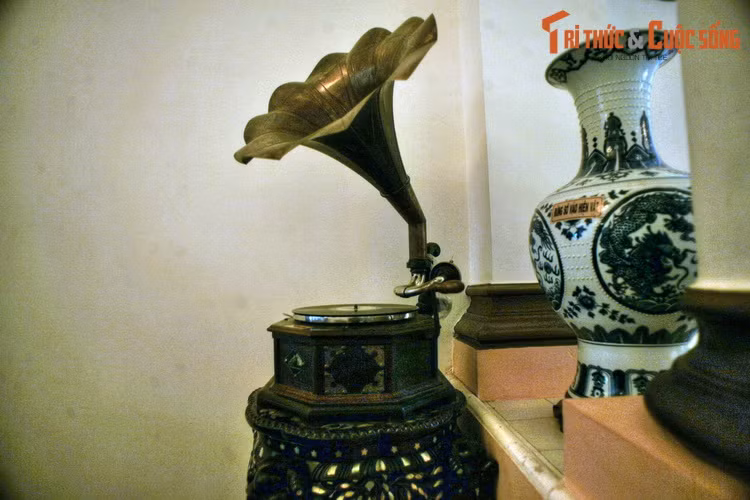 Chiếc máy hát đĩa than ở góc phòng.