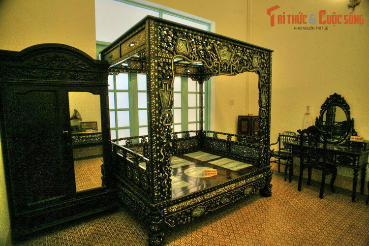 Các món đồ nội thất ở một phòng ngủ, gồm giường kiểu "long sàng", tủ quần áo, tủ đựng tiền, bàn trang điểm...